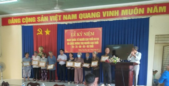 Ông Nguyễn Tú Anh – Phó Bí thư Đảng ủy phường trao giấy mừng thọ cho người cao tuổi phường Trảng Bàng