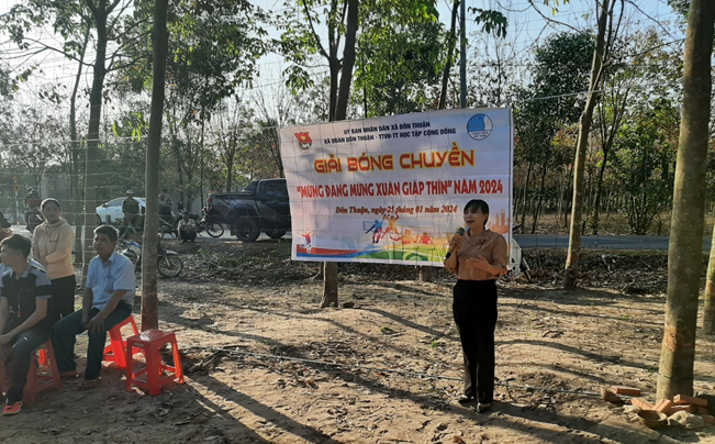 Bà Nguyễn Thị Hồng – PCT UBND xã – Trưởng Ban tổ chức phát biểu khi mạc