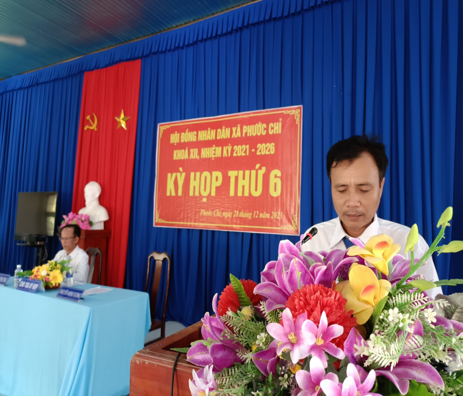 Đồng chí Nguyễn Minh Vương - Phó Chủ tịch HĐND xã tuyên bố lý do, giới thiệu đại biểu