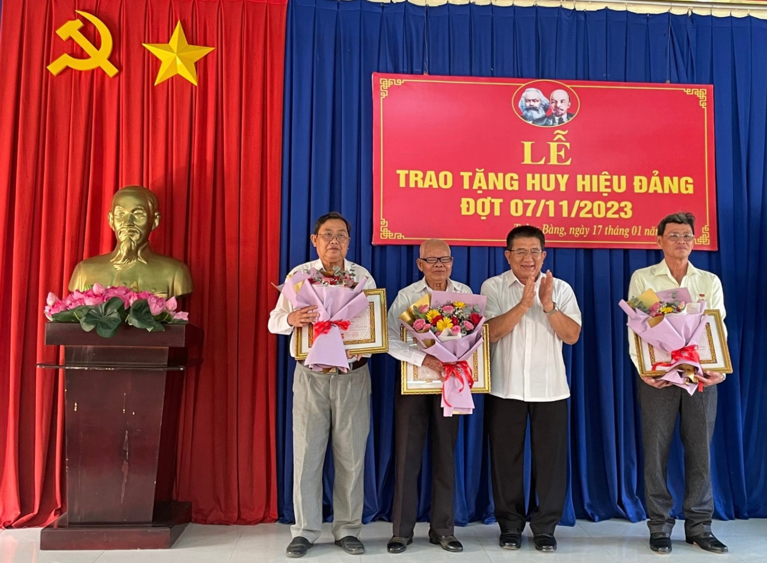Đ/c Võ Văn Dũng - Tỉnh ủy viên, Bí thư Thị uỷ Trảng Bàng đã trao tặng Huy hiệu 60 năm, 40 năm và 30 năm tuổi Đảng