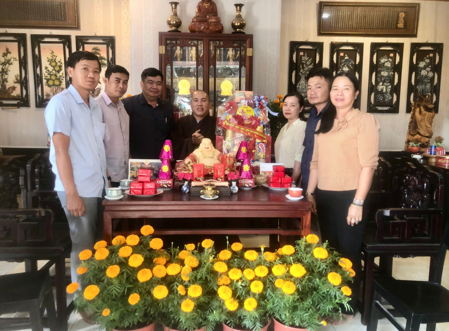 Đ/c Nguyễn Văn Ngách - UV. BTV Thị uỷ - Bí thư Đảng uỷ phường thăm hỏi tại Chùa Phước Lâm