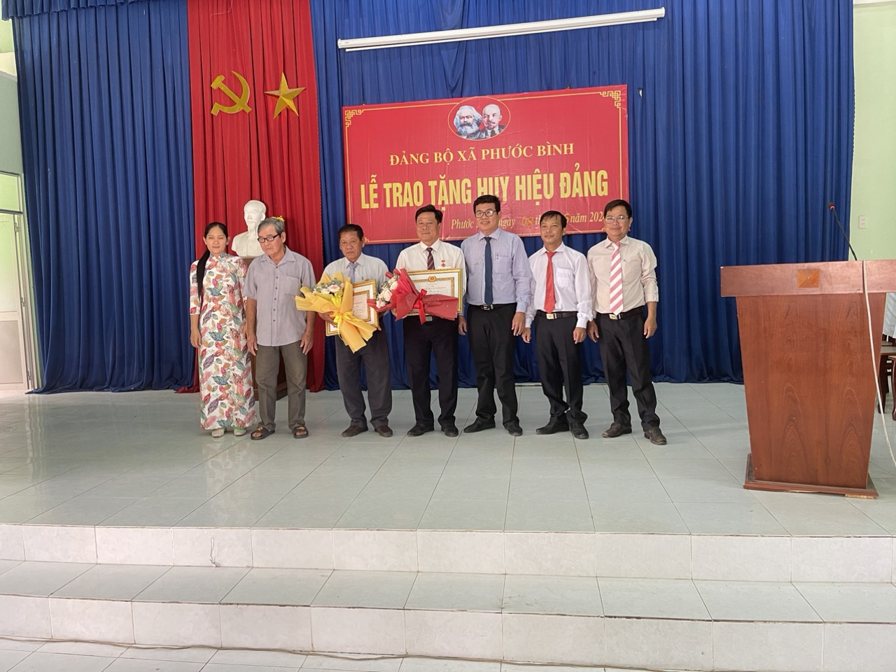 Ông Hồ Văn Hồng - Phó bí thư Thị ủy Trảng Bàng trao huy hiệu cho Đảng viên