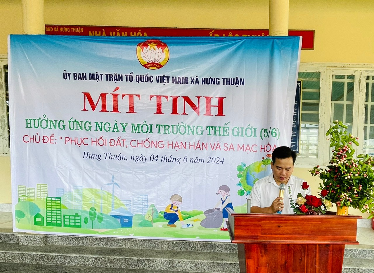 Ông Nguyễn Thanh Bình, chủ tịch UB.MTTQVN xã đang phát động hưởng ứng ngày môi trường thế giới (5/6)