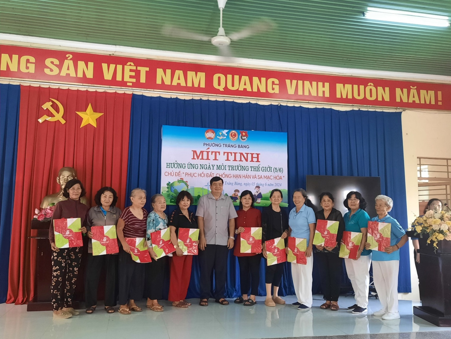 Đồng chí Nguyễn Văn Ngách – Bí thư Đảng ủy phường trao túi thân thiện môi trường đến các hộ gia đình trên địa bàn phường