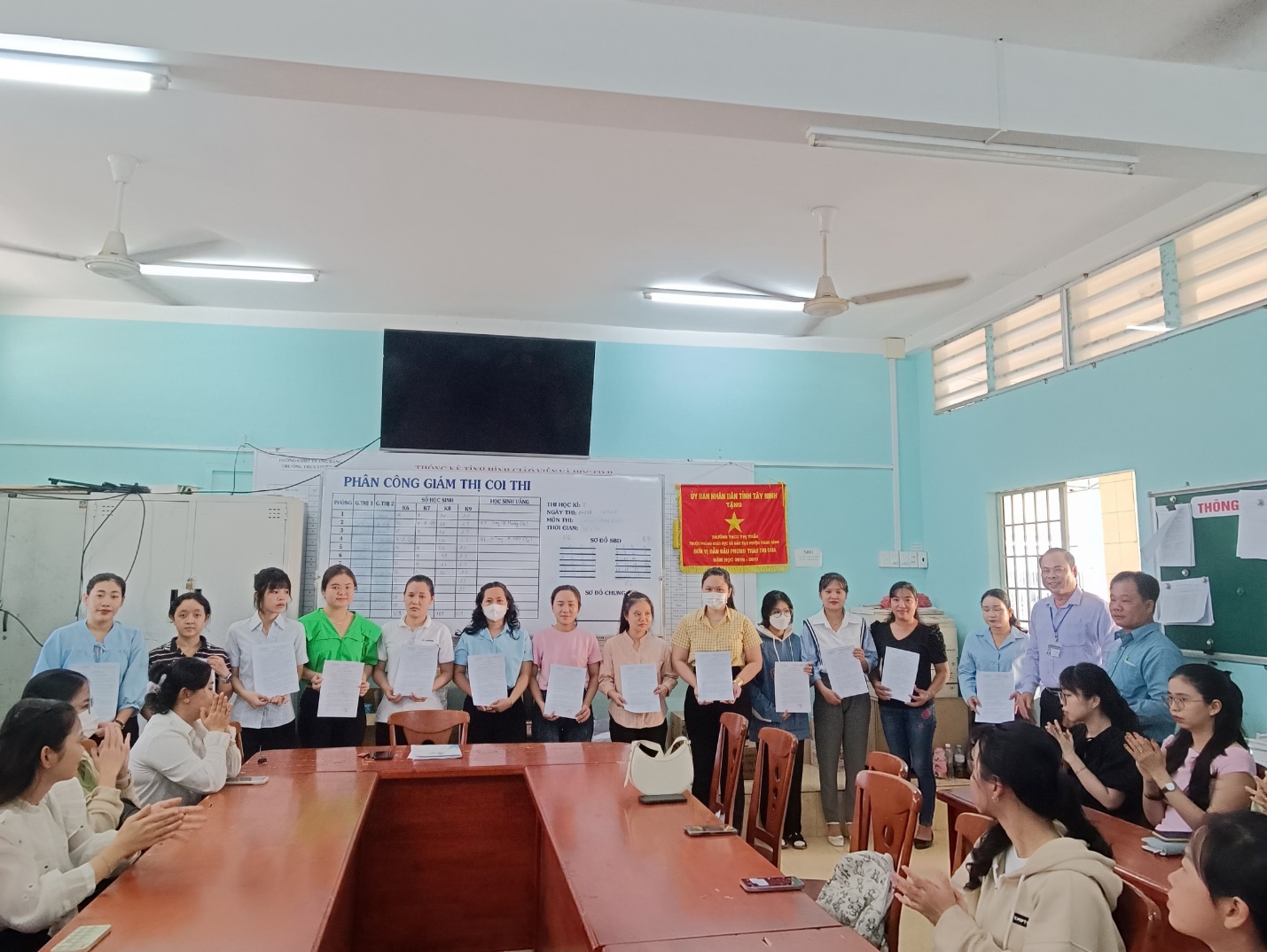  Ông Huỳnh Thanh Hải - Trưởng phòng Giáo dục và Đào tạo thị xã Trảng Bàng trao quyết định