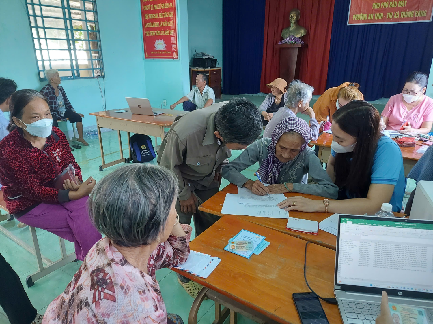 Phường An Tịnh: Phối hợp Ngân hàng hỗ trợ mở thẻ ATM miễn phí cho đối tượng bảo trợ xã hội