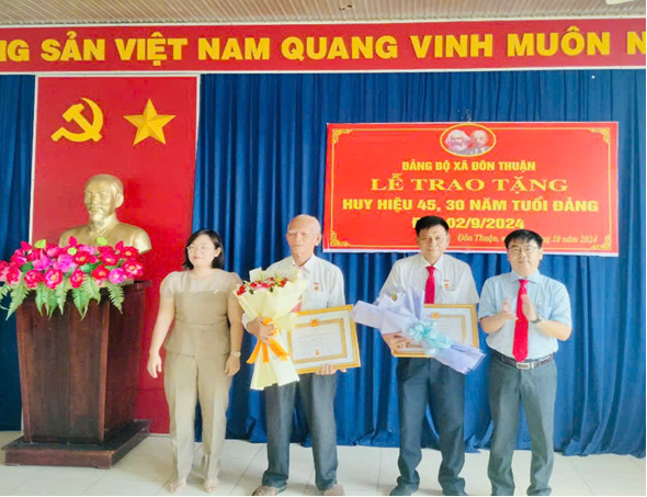 Đảng viên nhận huy hiệu đảng tại buổi lễ