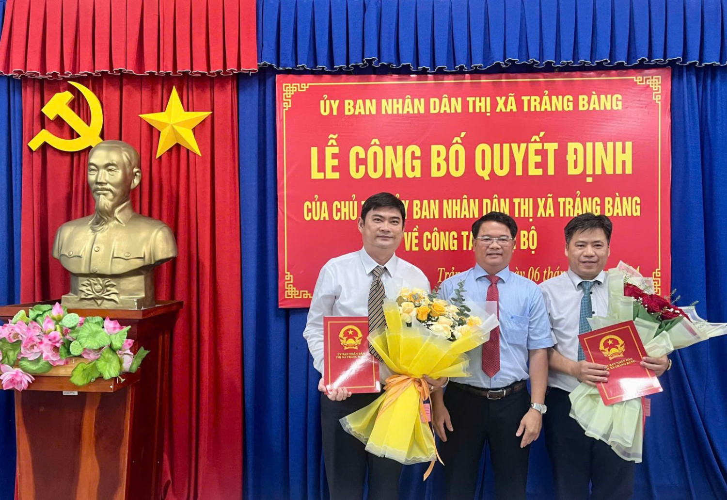 Ông Trần Minh Tâm– Phó Chủ tịch UBND thị xã Trảng Bàng trao quyết định cho Chủ tịch, Phó Chủ tịch phường Trảng Bàng.