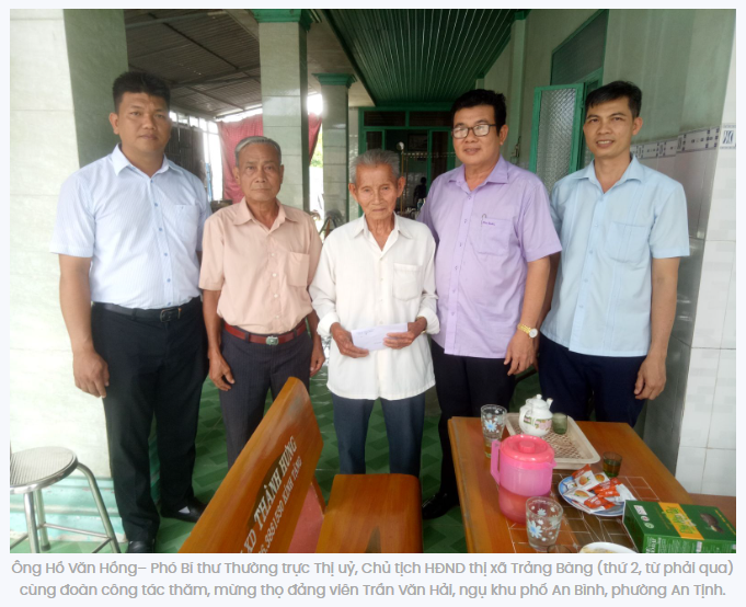 Phó Bí thư Thường trực Thị uỷ Trảng Bàng thăm, mừng thọ 4 đảng viên tròn 90, 95 tuổi