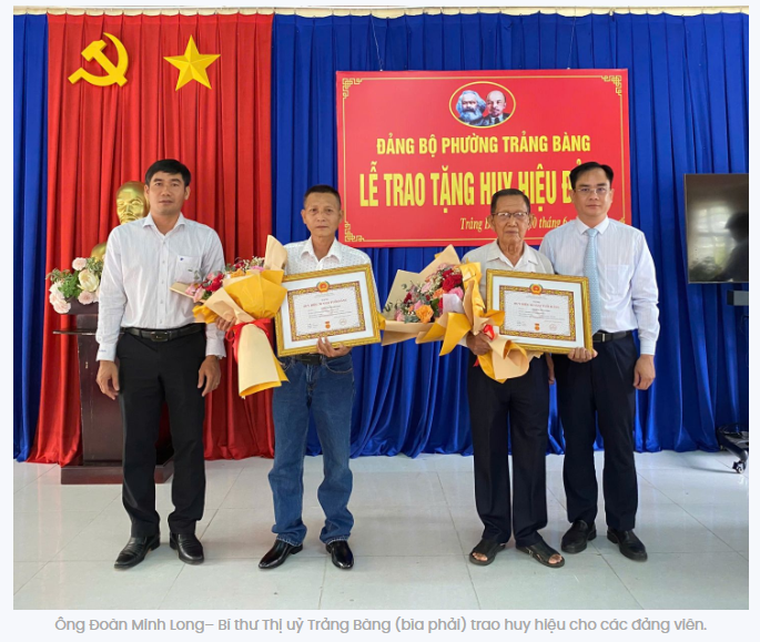 Bí thư Thị uỷ Trảng Bàng trao huy hiệu Đảng cho 4 Đảng viên