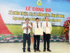 Ông Nguyễn Văn Mấy – Phó Giám đốc Sở Nông nghiệp và Phát triển nông thôn tỉnh trao bằng công nhận xã đạt chuẩn nông thôn mới nâng cao cho xã Hưng Thuận.
