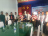 Đồng chí Trần Văn Minh Bí thư Đảng ủy trao tặng những lẵng hoa chúc mừng các doanh nghiệp