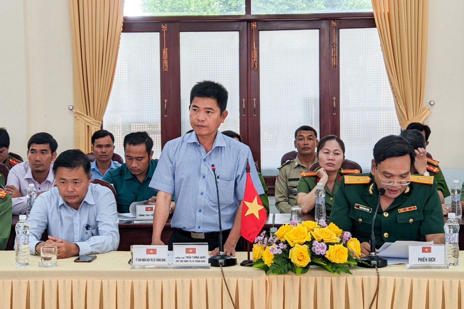 Ông Trần Tương Quốc- Phó Bí thư Thị ủy, Chủ tịch UBND thị xã phát biểu tại buổi họp mặt.