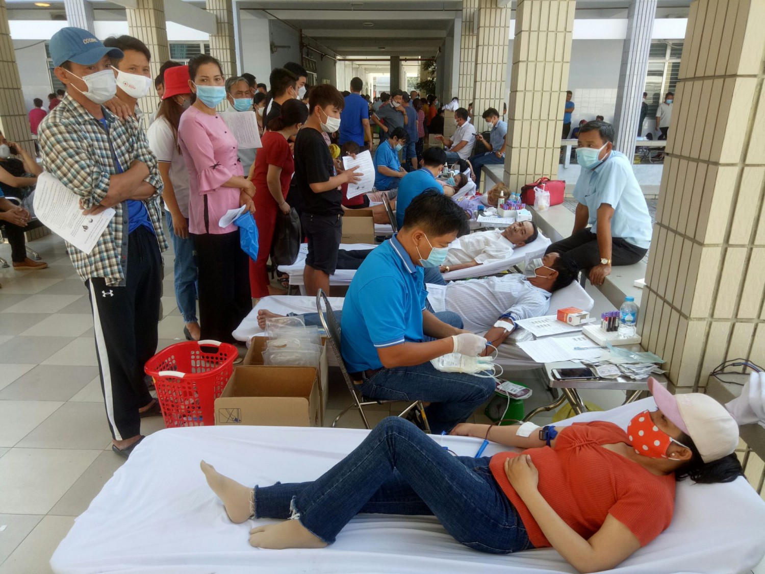 Cán bộ, công chức, viên chức và người dân tham gia hiến máu nhân đạo tại Trung tâm Y tế thị xã Trảng Bàng