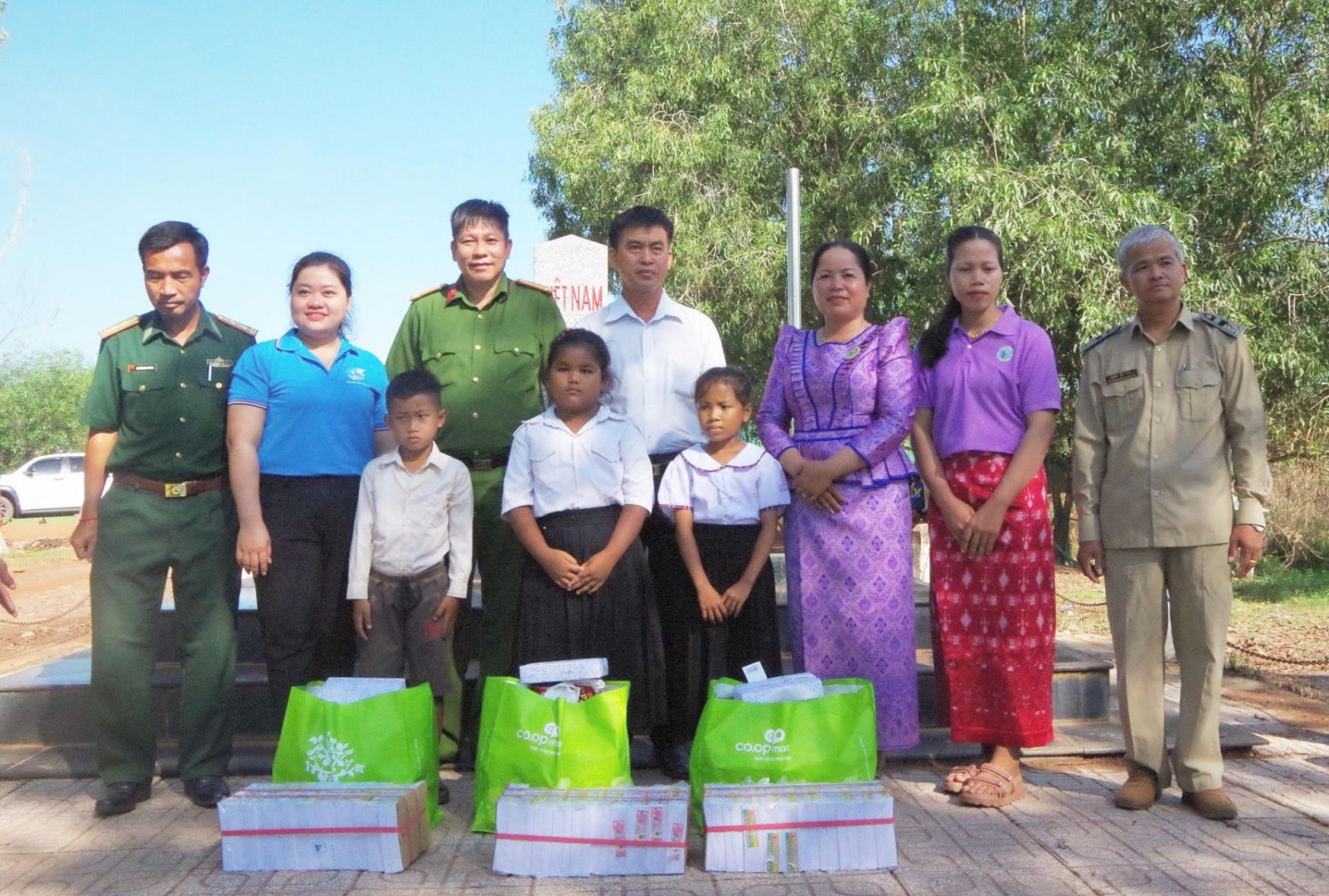 Hội LHPN thị xã Trảng Bàng trao tặng quà cho các em học sinh có hoàn cảnh khó khăn phường Prasat, thành phố Bavet.