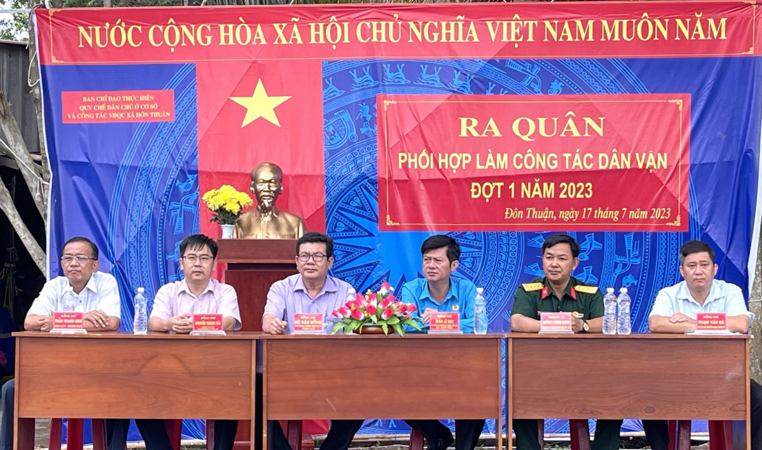Các đại biểu lãnh đạo tham dự lễ ra quân tại xã Đôn Thuận.