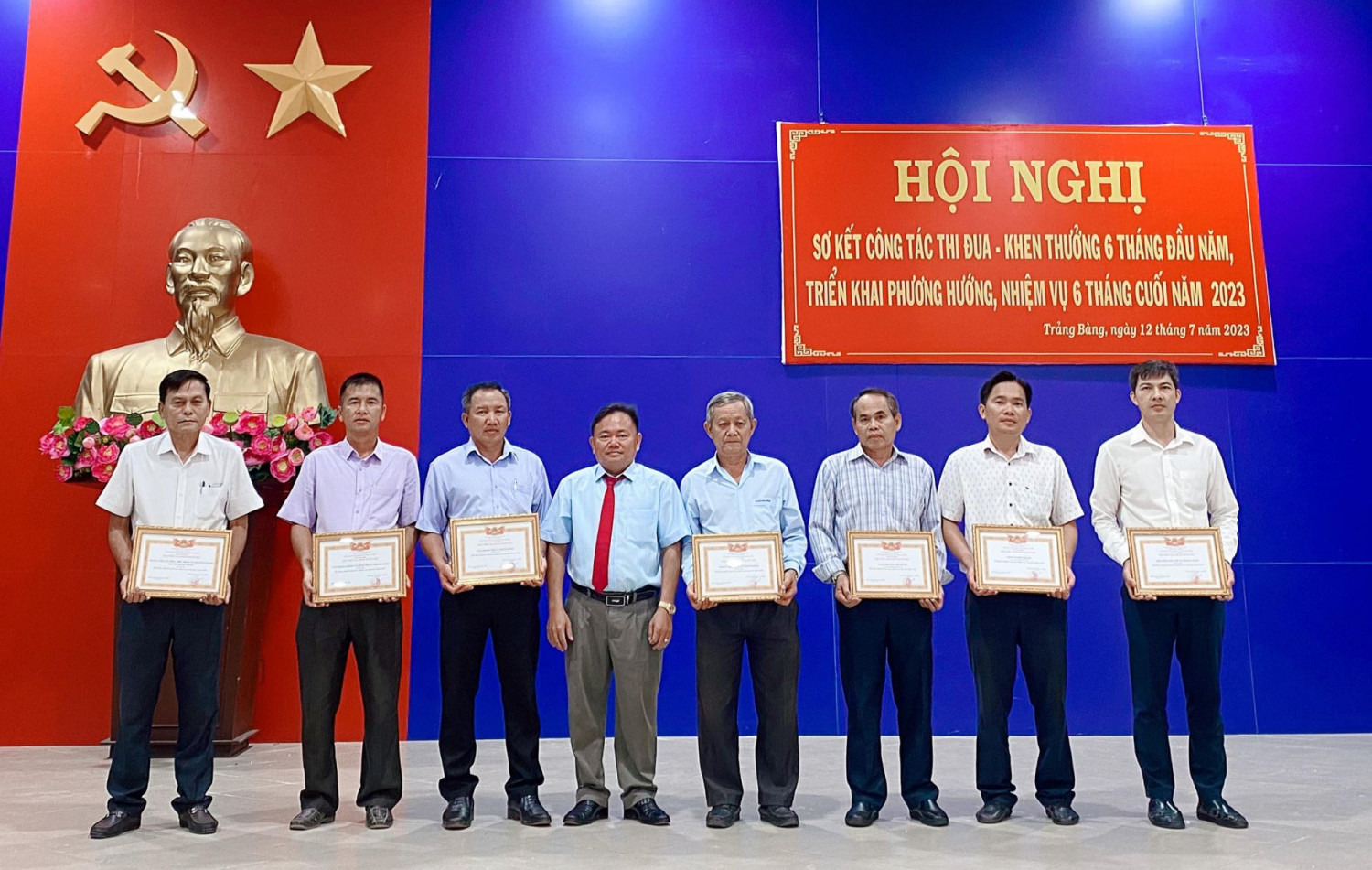 Ông Hà Minh Dảo - Phó Chủ tịch UBND Thị xã Trảng Bàng trao tặng bằng khen của UBND tỉnh cho các tập thể cá nhân.