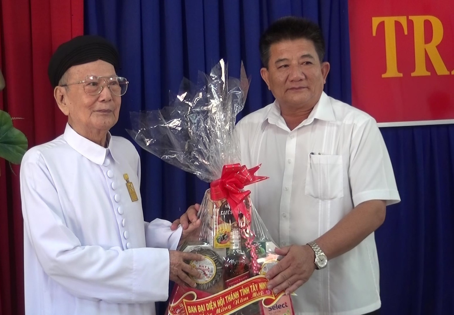 Ông Võ Văn Dũng- Bí thư Thị ủy thăm, tặng quà Ban Đại diện Hội thánh Cao Đài Tây Ninh.