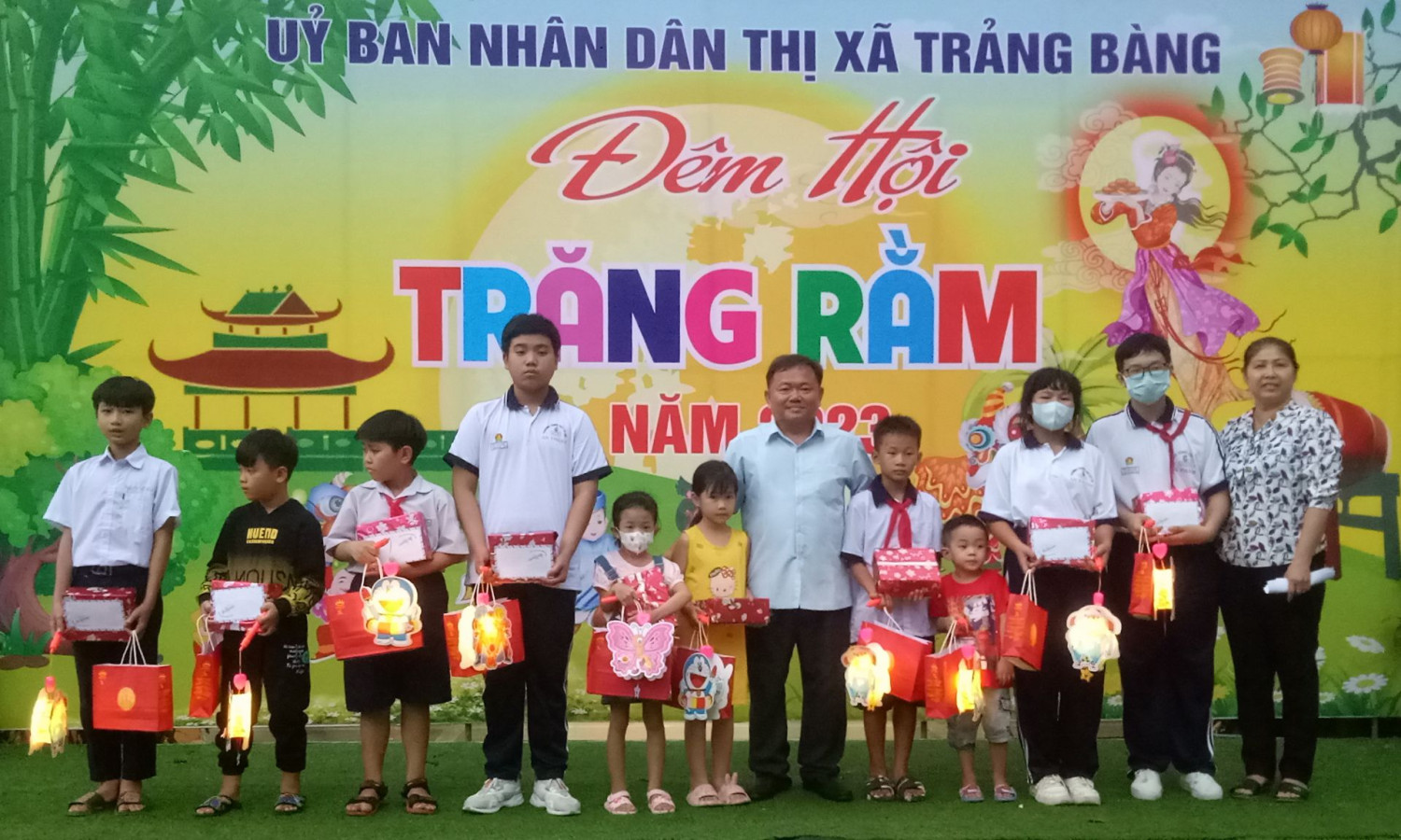 Ông Hà Minh Dảo – Phó Chủ tịch Uỷ ban nhân dân thị xã Trảng Bàng (thứ sáu, từ phải qua) tặng quà cho trẻ em mồ côi do dịch Covid-19.
