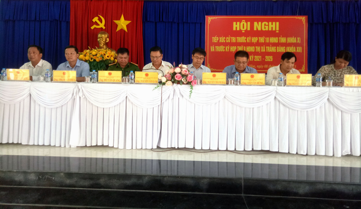 Đồng chí Võ Văn Dũng - Bí thư Thị ủy Trảng Bàng (thứ ba, từ phải qua) cùng các đại biểu tiếp xúc cử tri phường An Hòa
