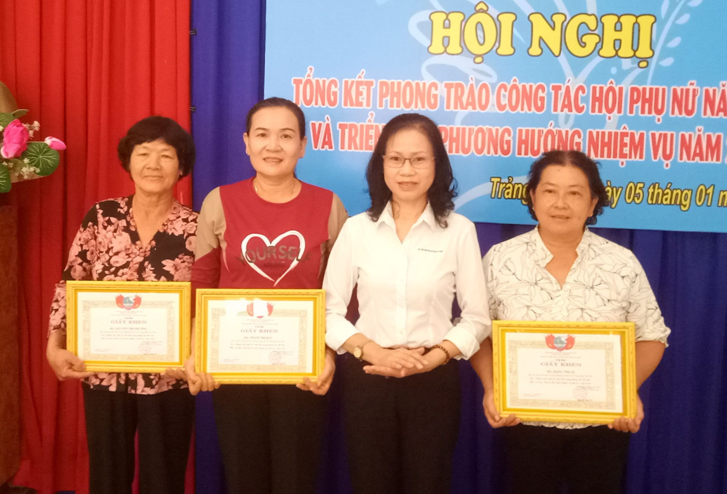 Bà Lưu Thanh Hằng- Phó Chủ tịch Hội Liên hiệp Phụ nữ tỉnh khen thưởng các cá nhân có thành tích xuất sắc tiêu biểu trong phong trào thi đua “Phụ nữ Tây Ninh tự tin, trách nhiệm và tiến bộ” năm 2023.
